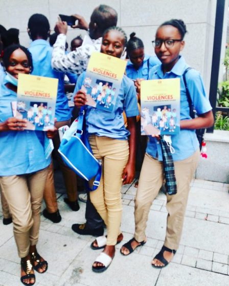 Collegiennes de Brazzaville avec la BD "Lutte contre les violences faites aux jeunes filles en milieu scolaire"​