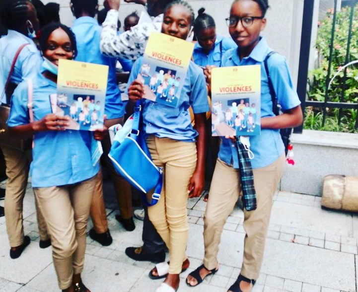 Collegiennes de Brazzaville avec la BD "Lutte contre les violences faites aux jeunes filles en milieu scolaire"​