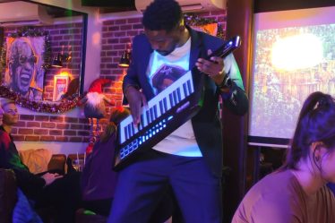 Bob Kanza est un artiste multidisciplinaire qui fusionne musique, art visuel et narration pour créer un univers culturel unique. À travers son style musical innovant appelé "Zkrumba" — un mélange de rumba congolaise, de kompa et de zouk — il explore les sonorités afro-caribéennes sous un angle contemporain, invitant à la danse et à la réflexion sur les identités diasporiques.
