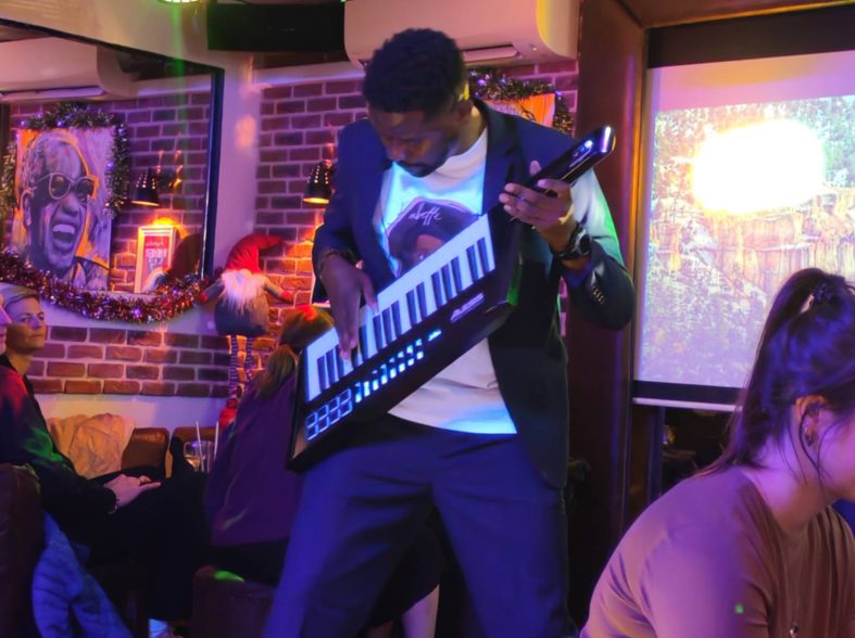Bob Kanza est un artiste multidisciplinaire qui fusionne musique, art visuel et narration pour créer un univers culturel unique. À travers son style musical innovant appelé "Zkrumba" — un mélange de rumba congolaise, de kompa et de zouk — il explore les sonorités afro-caribéennes sous un angle contemporain, invitant à la danse et à la réflexion sur les identités diasporiques.