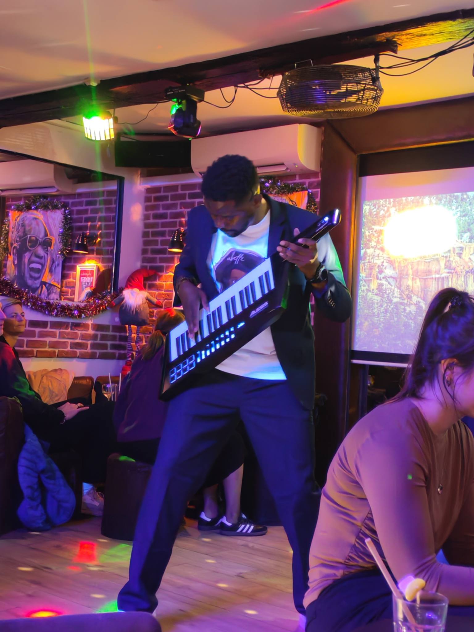 Bob Kanza est un artiste multidisciplinaire qui fusionne musique, art visuel et narration pour créer un univers culturel unique. À travers son style musical innovant appelé "Zkrumba" — un mélange de rumba congolaise, de kompa et de zouk — il explore les sonorités afro-caribéennes sous un angle contemporain, invitant à la danse et à la réflexion sur les identités diasporiques.